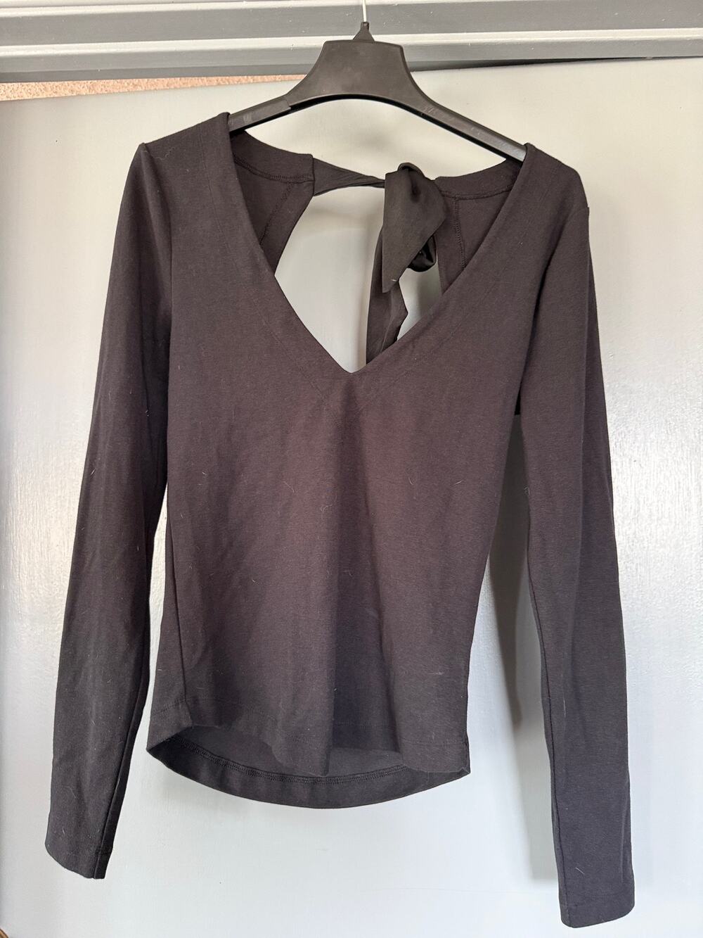 Free People Women's Black Pullover Top V Neck Back Tie Keyhole Long Sleeve Sz M